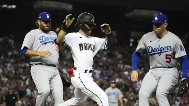Corbin Carroll (7) de los Arizona Diamondbacks es puesto out por el primera base de los Los Angeles Dodgers, Freddie Freeman.